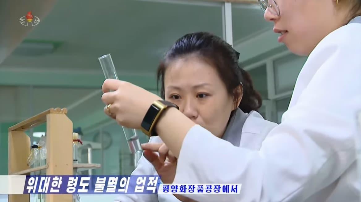 본문 이미지 - 스마트밴드로 추정되는 기기를 착용한 북한 주민. (조선중앙TV 갈무리)