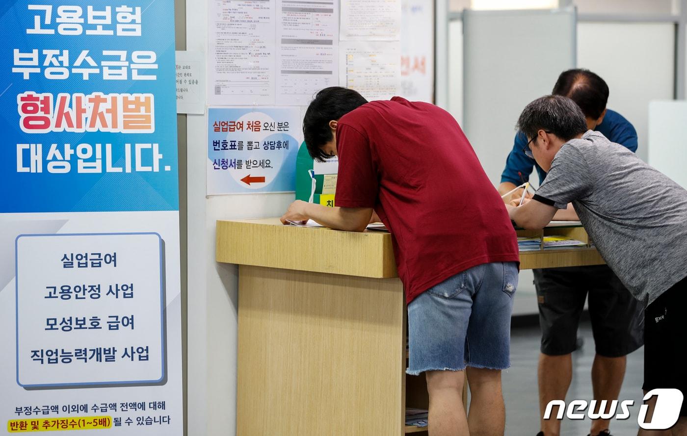 본문 이미지 - 고용노동부가 당정의 실업급여 개편 논의에 맞춰 개선안 마련에 나선다. 장기 근속 실직자에게는 지급을 늘리고, 반복 수급자에게는 보장성을 줄이는 방안이 거론된다. 사진은 25일 오후 서울 마포구 서울서부고용복지플러스센터를 찾은 민원인들이 상담을 기다리는 모습. 2023.7.25/뉴스1 ⓒ News1 김도우 기자