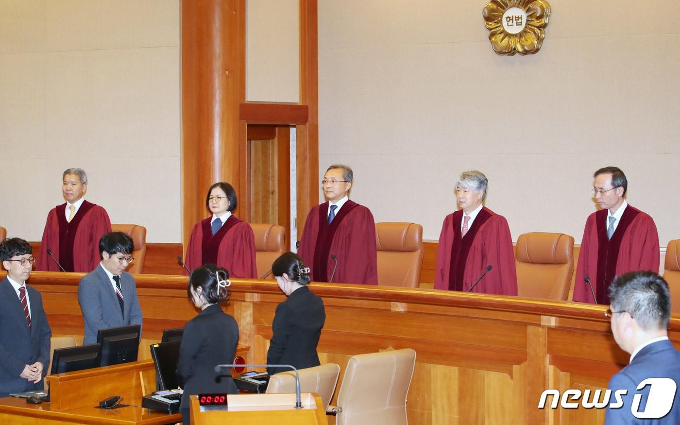 유남석 헌법재판소장과 재판관들이 25일 오후 서울 종로구 헌법재판소 대심판정에서 이태원 참사 부실 대응 관련 이상민 행정안전부 장관에 대한 탄핵 심판 선고를 위해 입장하고 있다. (공동취재) 2023.7.25/뉴스1 ⓒ News1 신웅수 기자