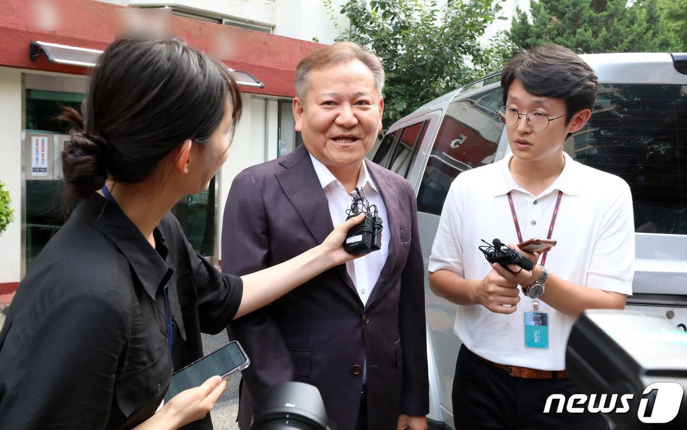 본문 이미지 - 이태원 참사 당시 부실 대응 논란을 빚은 이상민 행정안전부 장관에 대한 탄핵소추안이 기각된 25일 오후 이 장관이 서울 압구정동 자택을 나서며 취재진의 질문에 답하고 있다. 이날 헌재는 9명 전원 일치 의견으로 이 장관에 대한 탄핵심판 청구를 기각했다. 2023.7.25/뉴스1 ⓒ News1 김성진 기자