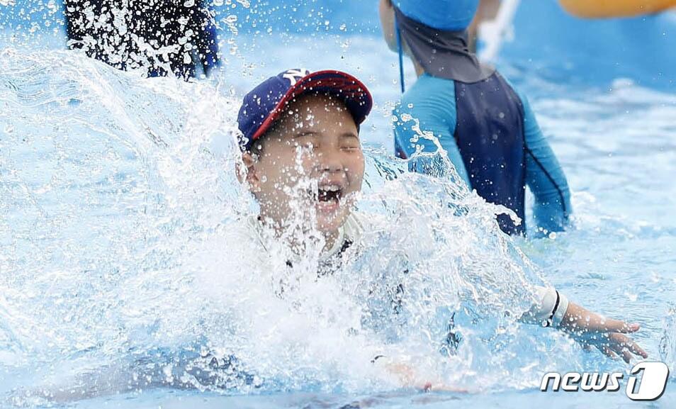 본문 이미지 - 광주 북구 산동교 친수공원 야외 물놀이장 개장 첫날인 25일 오전 물놀이장을 찾은 어린이들이 즐거운 시간을 보내고 있다. (광주 북구 제공) 2023.7.25/뉴스1