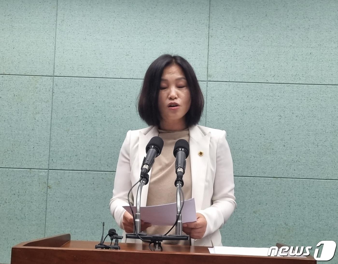 본문 이미지 - 25일 윤영숙 전북도의원이 기자회견을 하고 있다.2023.7.25/뉴스1