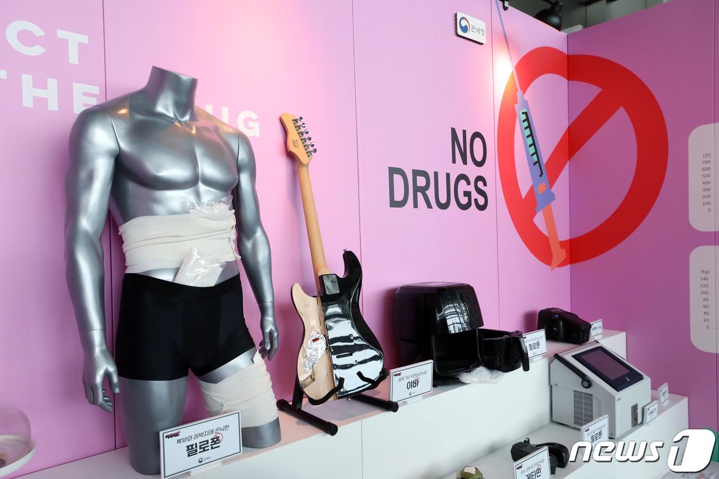 본문 이미지 - 지난 7월 인천국제공항 제1터미널 출국장에서 열린 2023년 상반기 마약 단속 동향 발표 및 마약류 밀반입 예방 캠페인에 마약류와 밀반입 적발 사례, 탐지 장비 등이 전시돼 있다. ⓒ News1 박정호 기자