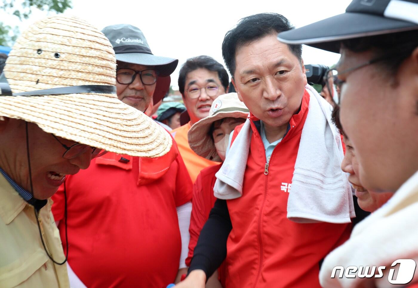 본문 이미지 - 김기현 국민의힘 대표가 25일 전북 익산시 용안면 수해피해 지역을 찾아 관계자와 인사를 나누고 있다. 2023.7.25/뉴스1 ⓒ News1 유경석 기자
