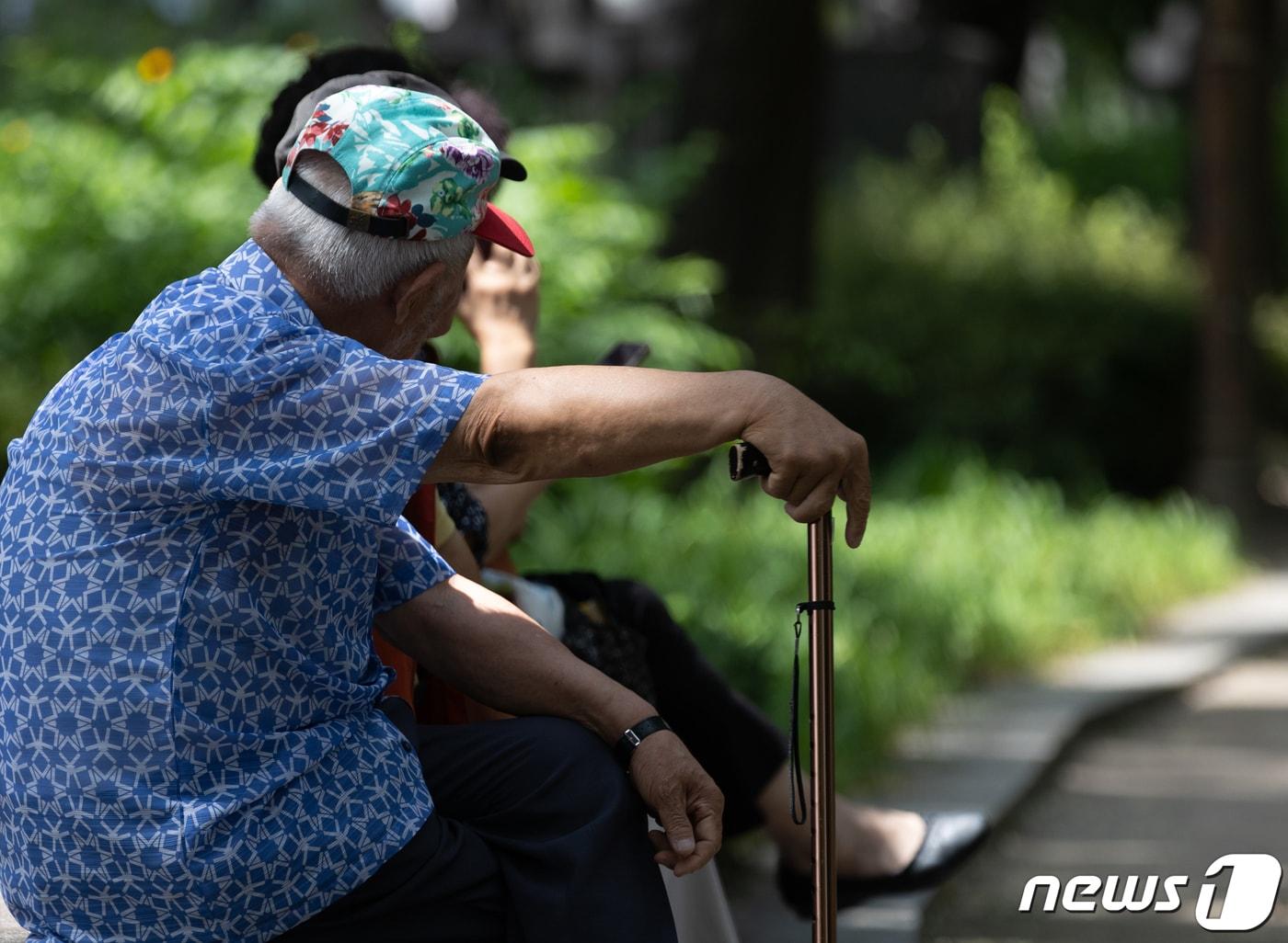 본문 이미지 - 서울 종로구 탑골공원에서 어르신들이 더위를 피하고 있다. 통계청이 발표한 7월 경제활동인구 고령층(55~79세) 부가조사 결과에 따르면, 고령층 취업자 수가 1년 전보다 34만9000명 늘어난 912만 명으로 집계됐다. 2023.7.25/뉴스1 ⓒ News1 이재명 기자