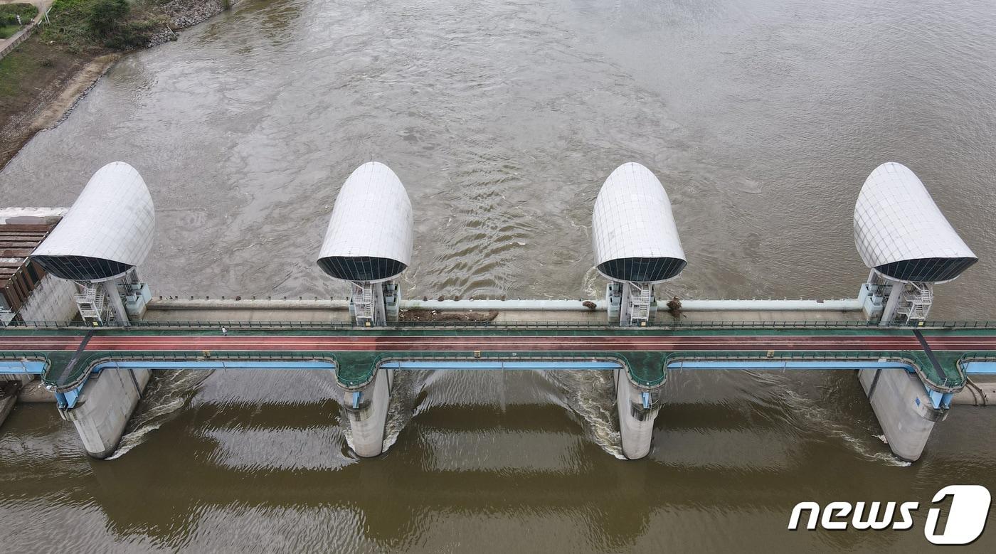 환경부가 4대강 모든 보를 존치하고 공주보, 세종보 등을 운영 정상화한다는 입장을 밝힌 가운데 25일 백제보 수문이 열려 있다. 2023.7.25/뉴스1 ⓒ News1 김기태 기자