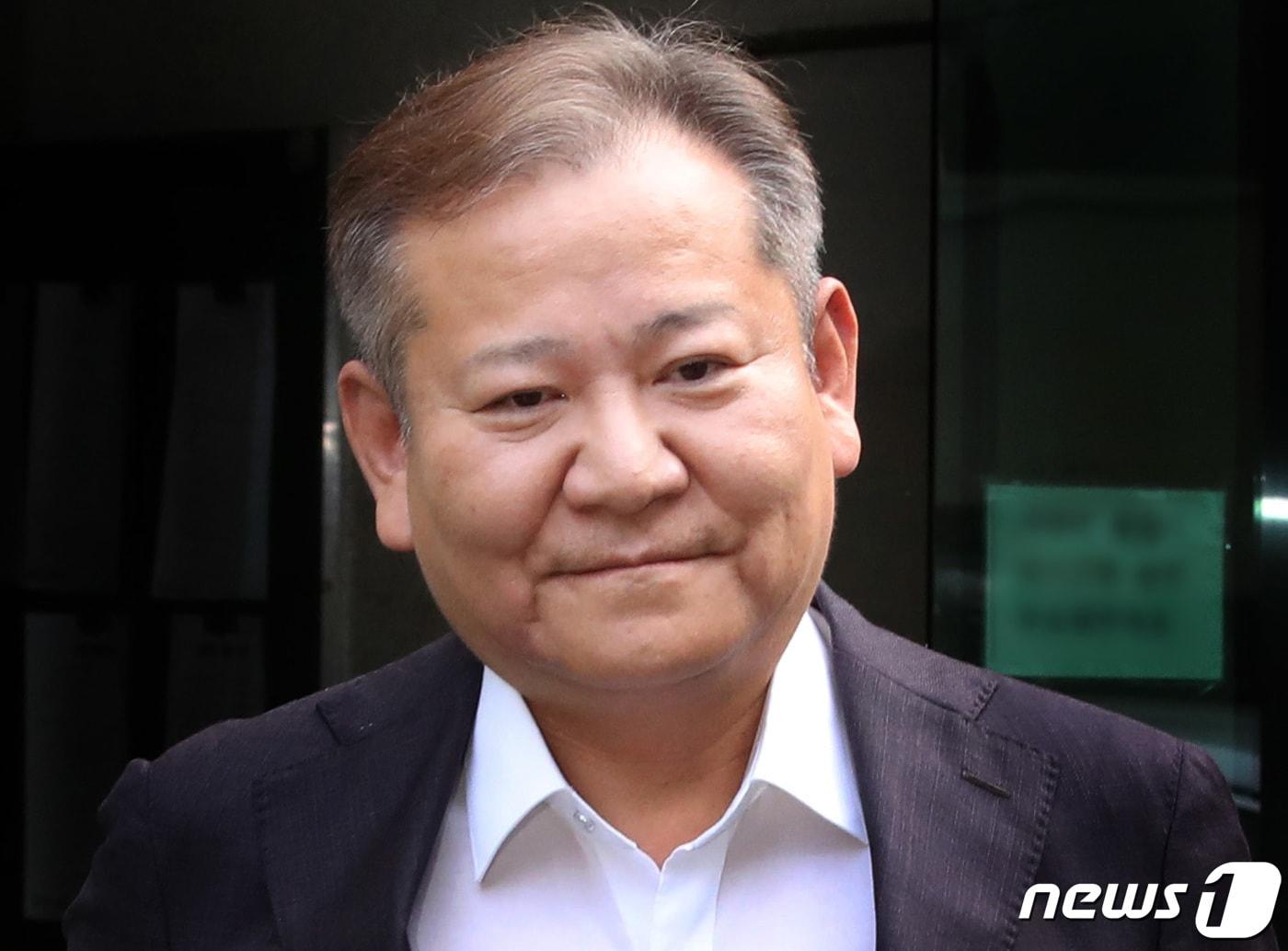 본문 이미지 -  탄핵소추안이 기각된 25일 오후 이상민 장관이 압구정동 자택을 나서고 있다. 2023.7.25/뉴스1 ⓒ News1 김성진 기자