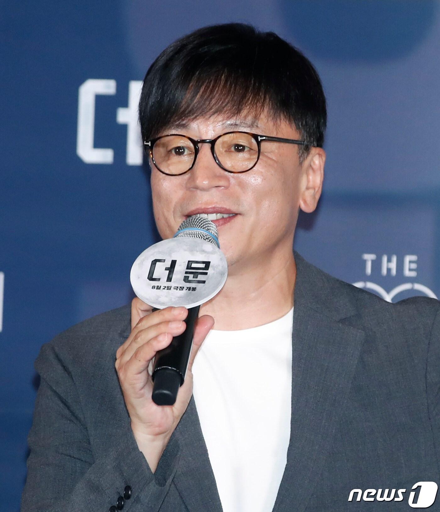 본문 이미지 - 김용화 감독이 25일 서울 용산구 CGV 용산아이파크몰에서 열린 영화 '더 문(감독 김용화)' 언론시사회에서 인사말을 하고 있다. '더 문'은 사고로 인해 홀로 달에 고립된 우주 대원 선우(도경수 분)와 필사적으로 그를 구하려는 전 우주센터장 재국(설경구 분)의 사투를 그린 작품이다. 2023.7.25/뉴스1 ⓒ News1 권현진 기자