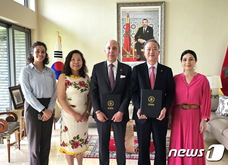 본문 이미지 - 양오봉 전북대 총장이 20일 샤픽 하샤디 모로코왕국 대사를 만나 협력 방안을 모색했다.(전북대 제공)/뉴스1