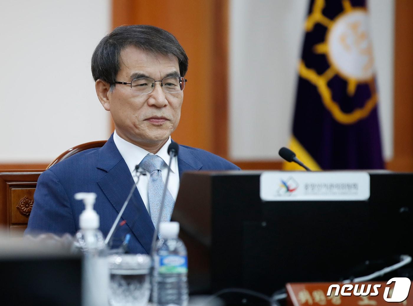 본문 이미지 - 노태악 선거관리위원장이 25일 경기 과천 중앙선거관리위원회에서 열린 전체 위원회의에 참석해 있다. 중앙선관위는 이날 회의에서 김용빈 신임 사무총장을 임용했다. 김 신임 사무총장은 윤석열 대통령과 서울대 법학과 동기이며, 35년 만에 처음으로 외부 출신 선관위 사무총장이다. 2023.7.25/뉴스1 ⓒ News1 김도우 기자