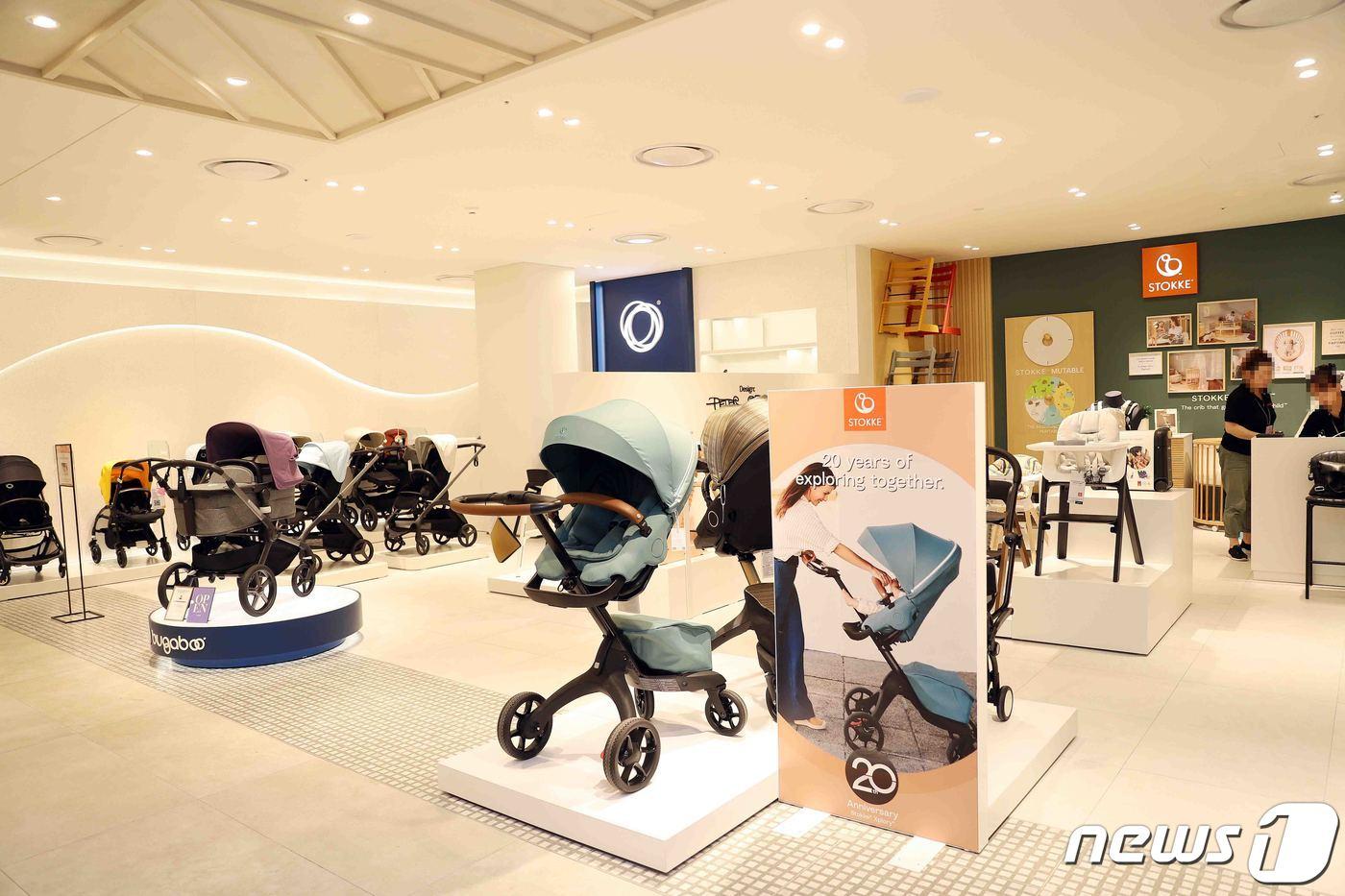 본문 이미지 - 신세계백화점 경기점 8층 스토케·부가부 매장 전경.(신세계백화점 제공)