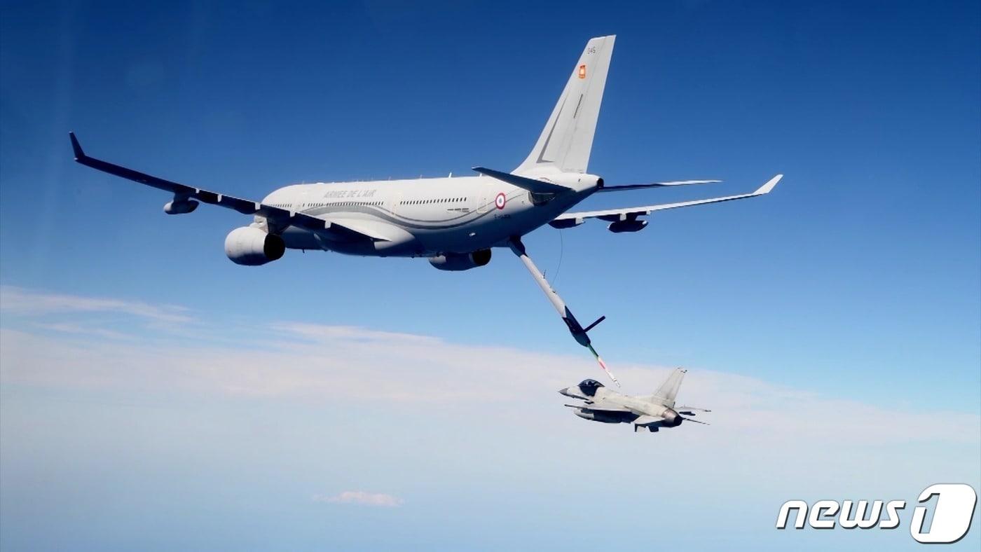 본문 이미지 - 한국 공군 F-16 2대가 25일 프랑스 항공우주군 A330 MRTT 1대와 함께 공중급유 절차 숙달을 위한 연합공중급유훈련을 실시하고 있다. (공군 제공) 2023.7.25/뉴스1