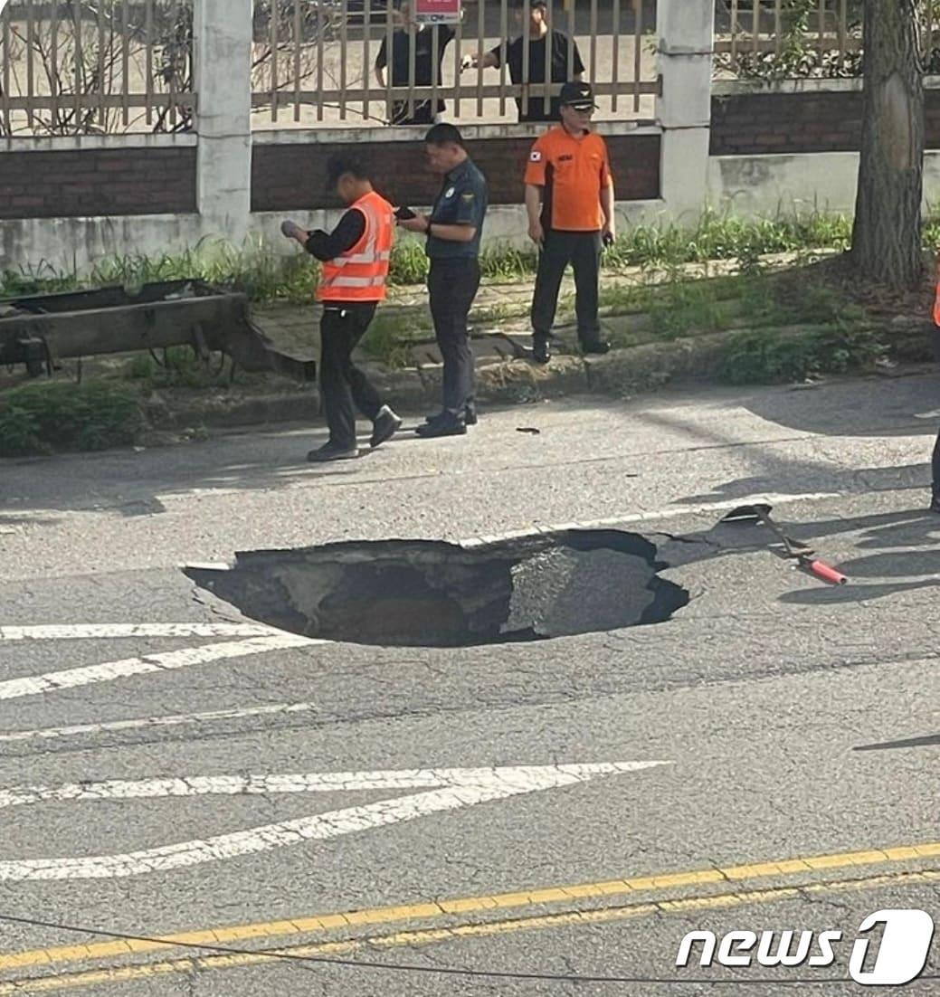 본문 이미지 - 25일 오후 3시54분쯤 광주 광산구 장덕동 하남산단 5번로 인근 도로에서 지름 2m, 깊이 1.5m의 싱크홀이 발생해 행정당국이 긴급 보수 작업을 하고 있다. &#40;독자 제공&#41; 2023.7.25/뉴스1 ⓒ News1 이승현 기자