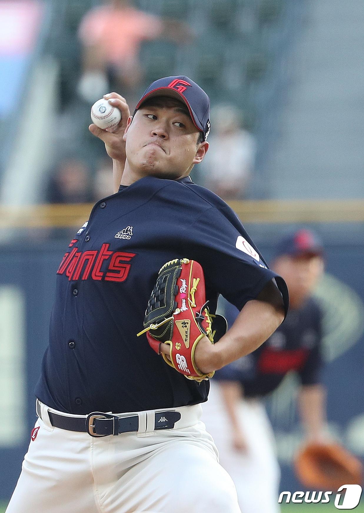 본문 이미지 - 롯데 자이언츠 나균안이 31일 NC 다이노스와의 경기에 앞서 1군에서 말소됏다. 뉴스1 ⓒ News1 신웅수 기자