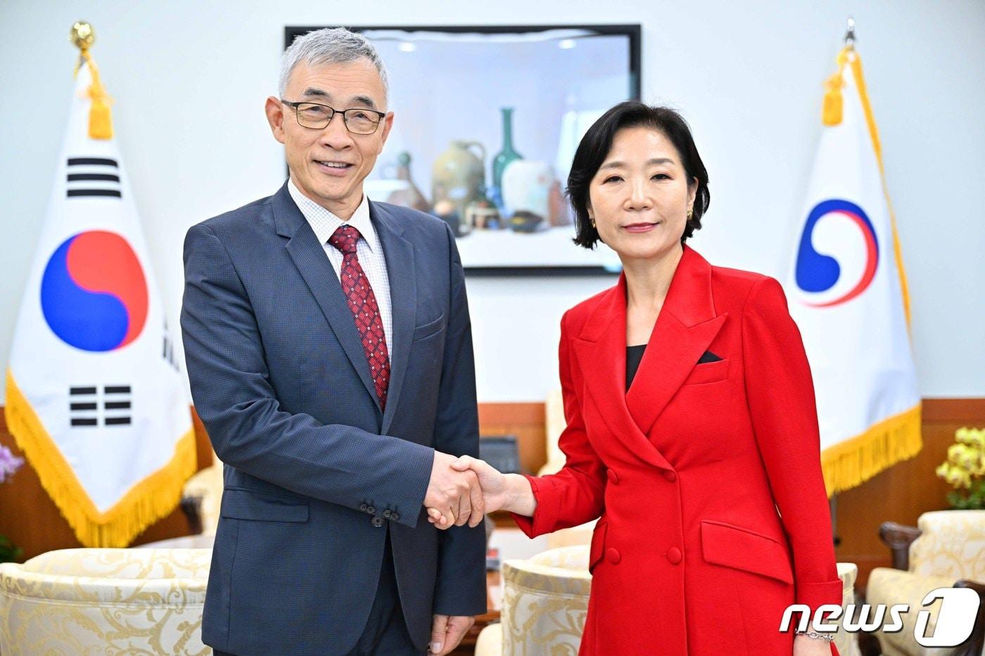 본문 이미지 - 오영주 외교부 제2차관(오른쪽)과 취싱 유네스코 사무부총장 (외교부 제공) 2023.7.25./뉴스1