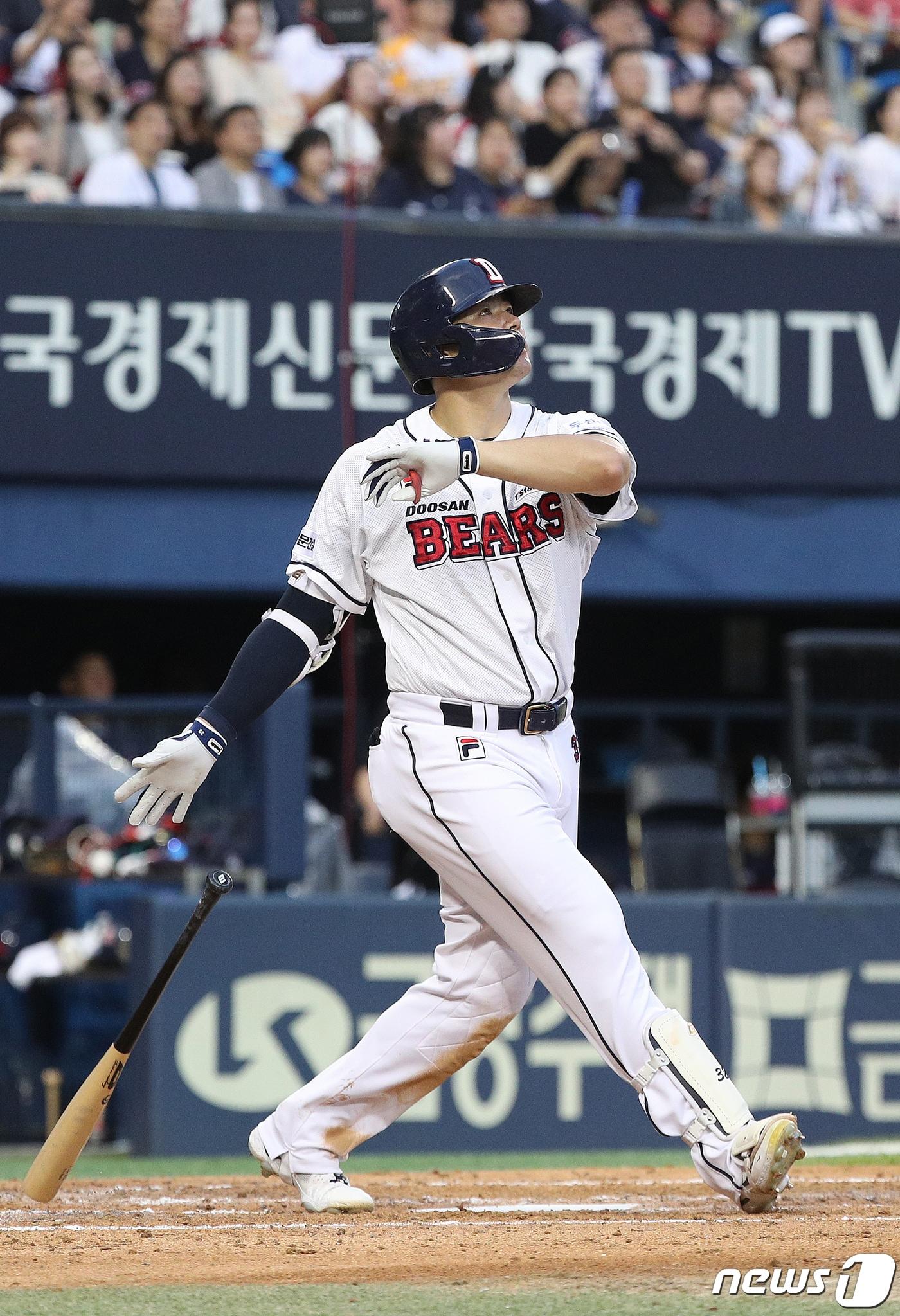 본문 이미지 - 25일 오후 서울 송파구 잠실야구장에서 열린 프로야구 '2023 신한은행 SOL KBO리그' 두산 베어스와 롯데 자이언츠의 경기 3회말 두산 공격 1사 2루 상황에서 김재환이 솔로 홈런을 치고 있다. 2023.7.25/뉴스1 ⓒ News1 신웅수 기자