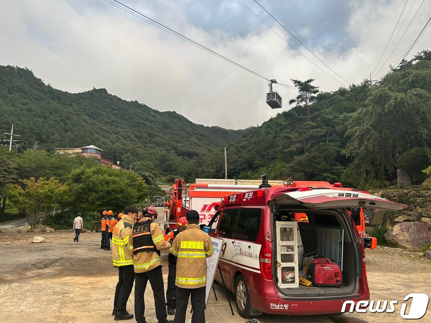 본문 이미지 - 25일 오후 5시21분쯤 전남 해남군 두륜산 케이블카 하행선이 도착 100m 전에 멈춰섰다는 신고가 접수돼 소방대원들이 현장에 출동하고 있다. (해남소방 제공) 2023.7.25/뉴스1 