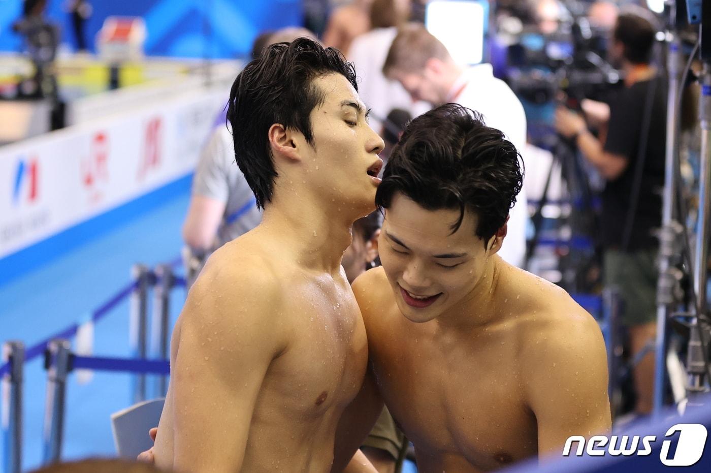 본문 이미지 - '대한민국 수영 간판' 황선우가 25일 오후 일본 후쿠오카 마린 메세 후쿠오카홀에서 열린 '2023 세계수영선수권대회' 남자부 자유형 200m 결선을 마친 뒤 이호준과 포옹하고 있다. 황선우는 동메달을 차지하며 사상 첫 세계선수권 2회 연속 메달로 한국 수영의 새 역사를 썼다. 2023.7.25/뉴스1 ⓒ News1 구윤성 기자