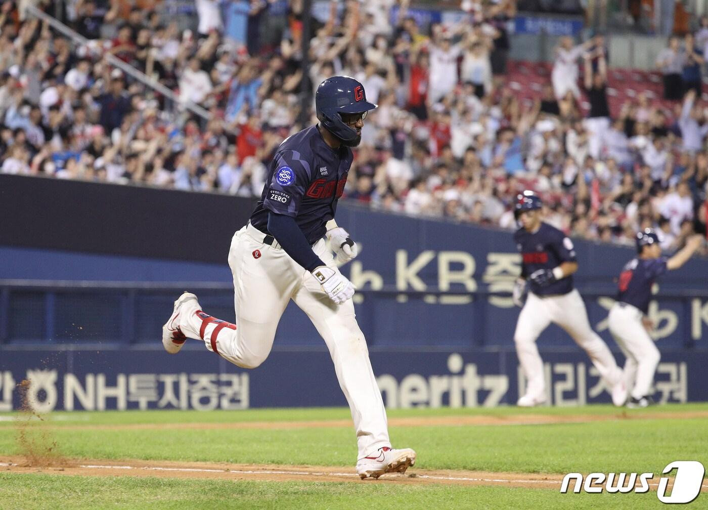 본문 이미지 - 25일 오후 서울 송파구 잠실야구장에서 열린 프로야구 '2023 신한은행 SOL KBO리그' 두산 베어스와 롯데 자이언츠의 경기 7회초 롯데 공격 무사 2, 3루 상황에서 구드럼이 적시타를 친 뒤 진루하고 있다. 2023.7.25/뉴스1 ⓒ News1 신웅수 기자