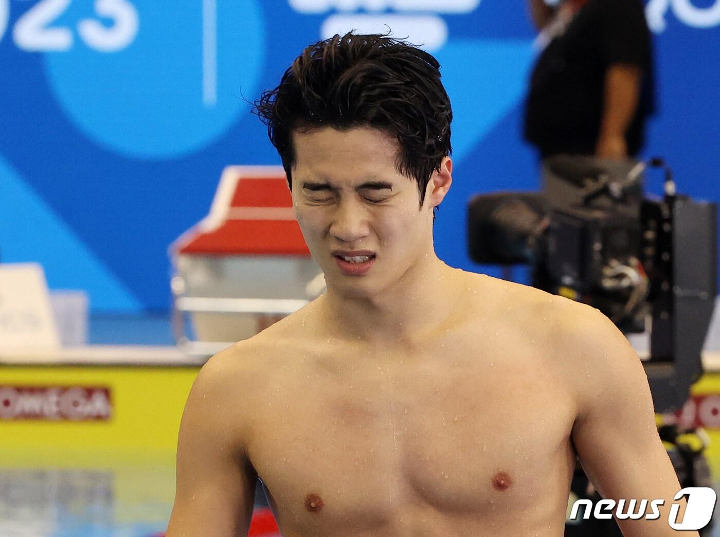 본문 이미지 - '대한민국 수영 간판' 황선우가 25일 오후 일본 후쿠오카 마린 메세 후쿠오카홀에서 열린 '2023 세계수영선수권대회' 남자부 자유형 200m 결선에서 동메달을 확정 지은 뒤 아쉬워하고 있다. 2023.7.25/뉴스1 ⓒ News1 DB