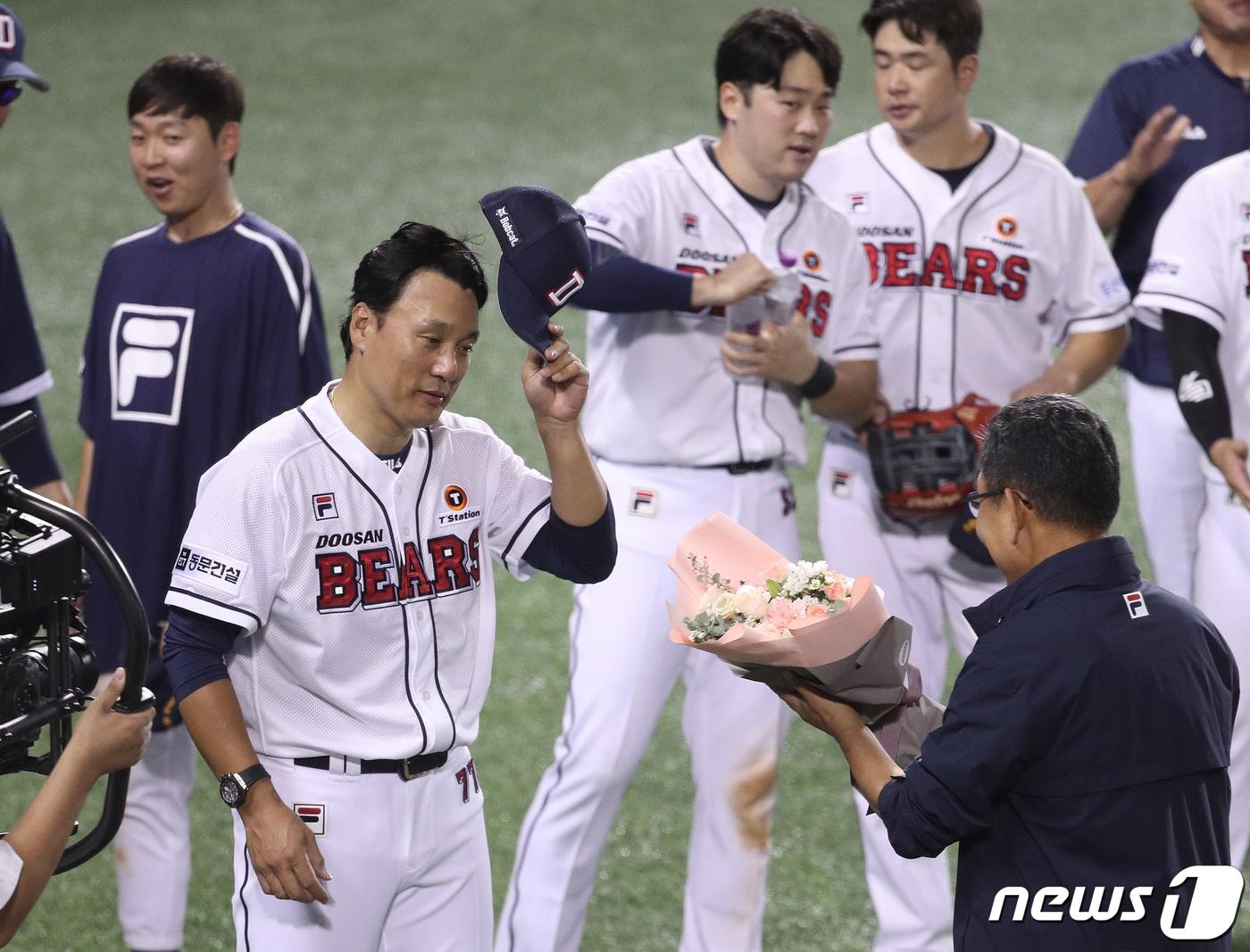 본문 이미지 - 25일 오후 서울 송파구 잠실야구장에서 열린 프로야구 '2023 신한은행 SOL KBO리그' 두산 베어스와 롯데 자이언츠의 경기에서 8대 5로 승리를 거둔 이승엽 두산 감독이 꽃다발을 받고 있다. 이 감독은 개막 3달 만에 11연승을 달성했으며 이는 국내 사령탑 데뷔 시즌 최다연승 신기록이다. 2023.7.25/뉴스1 ⓒ News1 신웅수 기자