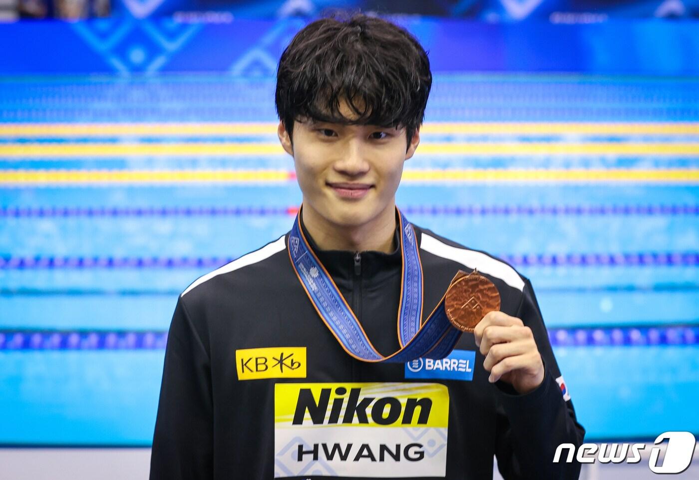 본문 이미지 - '대한민국 수영 간판' 황선우가 25일 오후 일본 후쿠오카 마린 메세 후쿠오카홀에서 열린 '2023 세계수영선수권대회' 남자부 자유형 200m 결선에서 동메달을 차지한 뒤 기념 촬영하고 있다. ⓒ News1 구윤성 기자