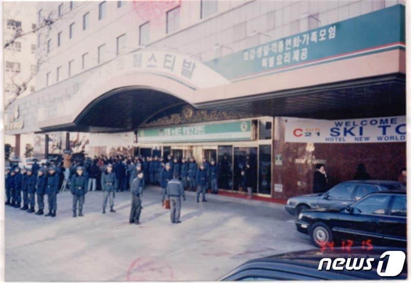 본문 이미지 - 1994년 뉴월드호텔 살인사건 직후 현장 모습. 뉴스1 DB