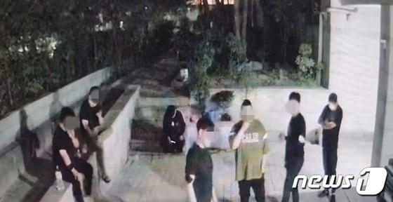 본문 이미지 - 2022년7월19일 오후 11시24분 용역들이 서울 서초구 방배아크빌B동 앞을 서성이는 모습 &#40;독자제공&#41; ⓒ 뉴스1