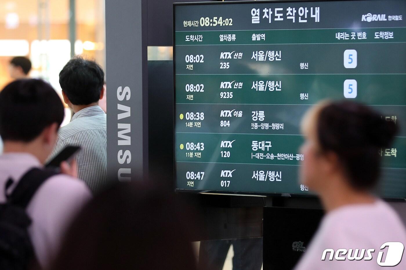 서울역 열차도착안내 화면에 사고로 인한 열차 지연 안내가 나오고 있다. 2023.7.26/뉴스1 ⓒ News1 김진환 기자