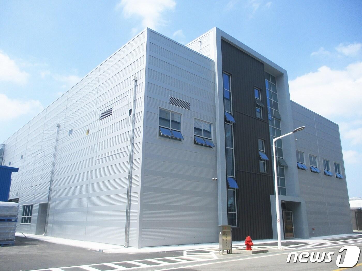 본문 이미지 - SK온의 충남 서산 공장 내 배터리 안전성 평가센터.(SK온 제공)