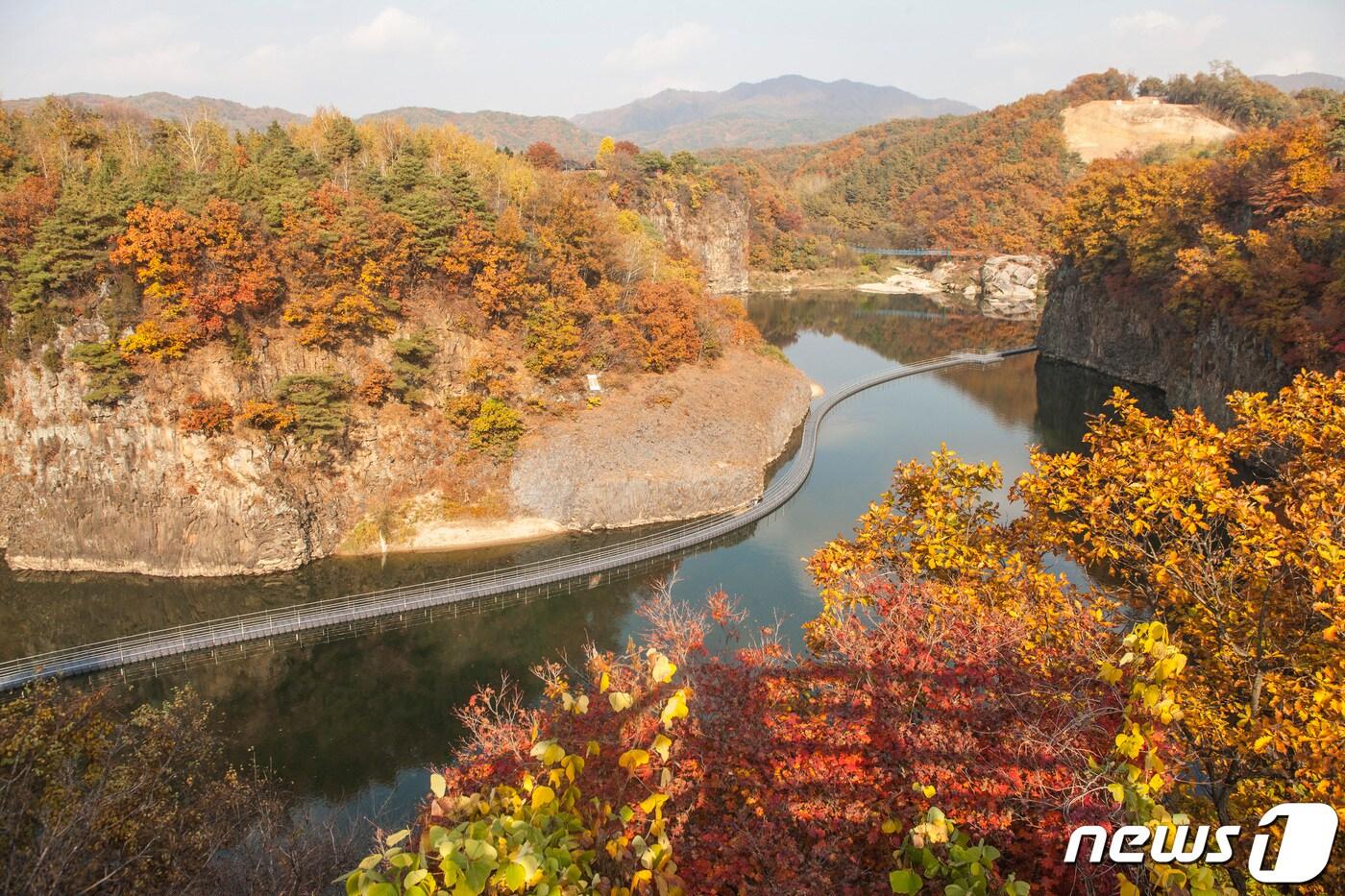 본문 이미지 - 가을의 한탄강 물윗길(철원군 제공)