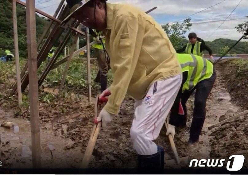 본문 이미지 - 지난 24일 홍준표 대구시장이 대구시 공무원들과 함께  수해 피해를 본 경북 예천군 감천면에서 자원봉사를 하고 있는 모습. (SBS 갈무리) ⓒ 뉴스1