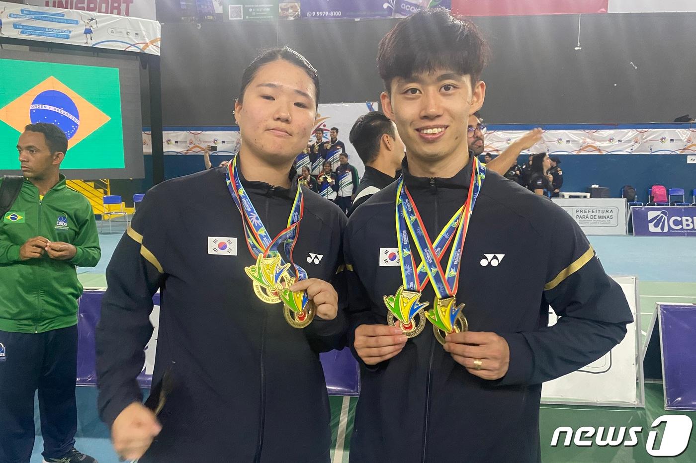 본문 이미지 - 브라질 미나스제라이스에서 열린 제6회 세계 농아인 배드민턴선수권대회'에서 남·여 단식과 혼합복식에서 모두 우승해 3개의 금메달 따낸 김천시청 배드민턴단 서명수(오른쪽)·박민경 선수가 기념사진을 찍고 있다. (김천시 제공) 2023.7.26/뉴스1 ⓒ News1 정우용 기자