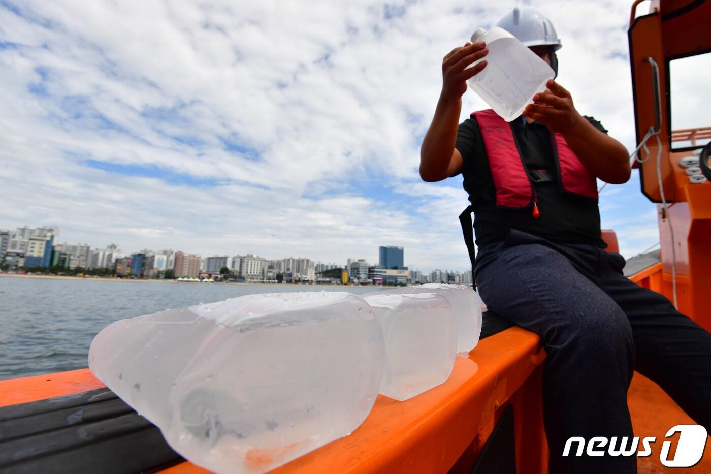 25일 오전 경북 포힝시 북구 영일대해수욕장 앞 바다에서 포항시청 해양항만과 직원이 바닷물 시료를 채수하고 있다. 포항시는 일본 정부의 후쿠시마 오염수 방류를 앞두고 매주 수요일 마다 시료를 채취해 방사능 검사를 하고 있다.2023.7.25/뉴스1 ⓒ News1 최창호 기자