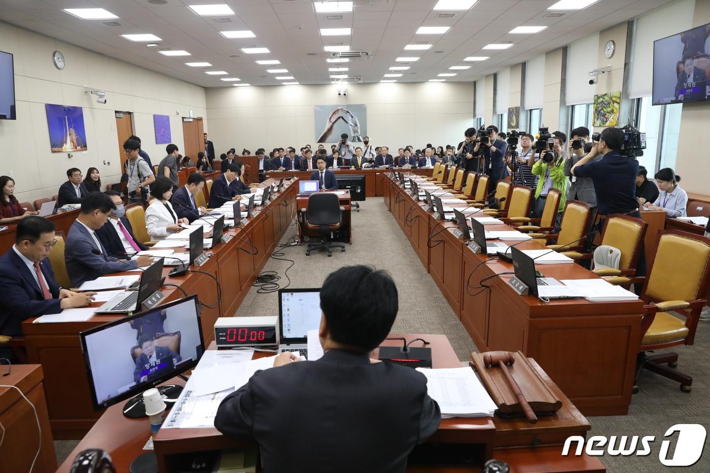 본문 이미지 - 26일 오전 서울 여의도 국회에서 열린 국회 과학기술정보방송통신위원회에 야당 의원들의 좌석이 비어있다. 2023.7.26/뉴스1 ⓒ News1 이승배 기자