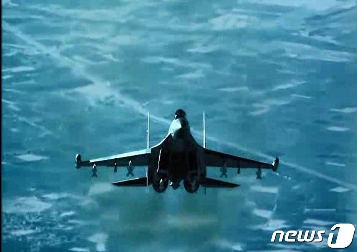 본문 이미지 - 23일(현지시간) 러시아 전투기 수호이-35가 시리아 상공에서 미군 드론 MQ-9의 프로펠러에 섬광탄을 발사하기 전 근접 비행을 하고 있다. 2023.7.26 ⓒ AFP=뉴스1 ⓒ News1 우동명 기자