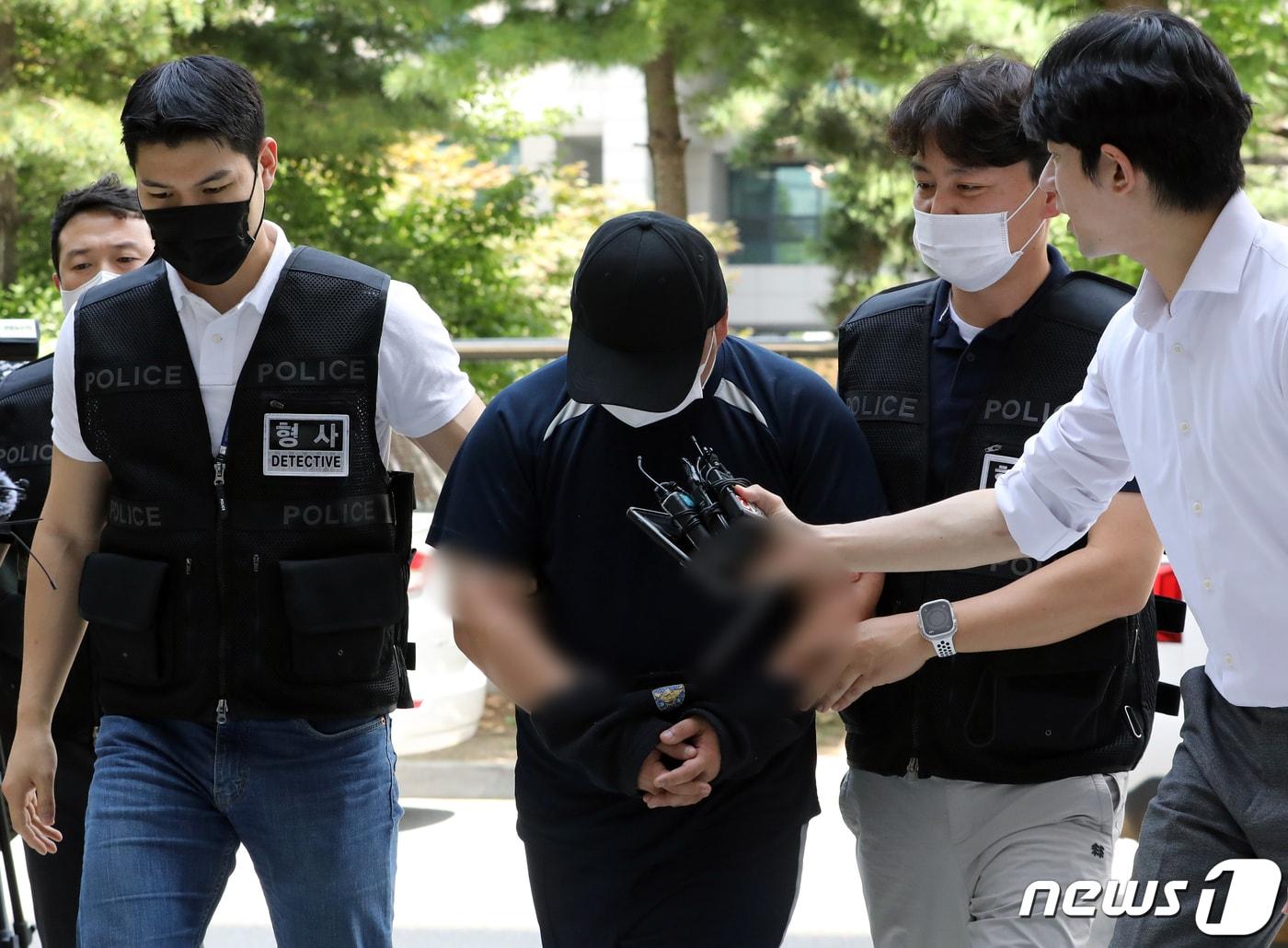 본문 이미지 - 생후 57일 된 아들을 학대해 숨지게 한 혐의를 받는 20대 아버지 A씨가 26일 구속전 피의자 심문을 받기 위해 인천 미추홀구 인천지방법원으로 들어서고 있다. 2023.7.26/뉴스1 ⓒ News1