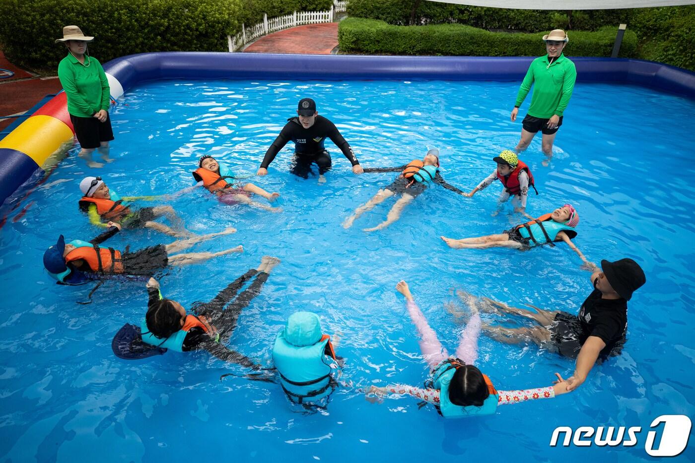 서울 송파안전체험교육관에서 해양경찰로부터 생존수영을 배우는 어린이들. (뉴스1 DB) ⓒ News1 유승관 기자