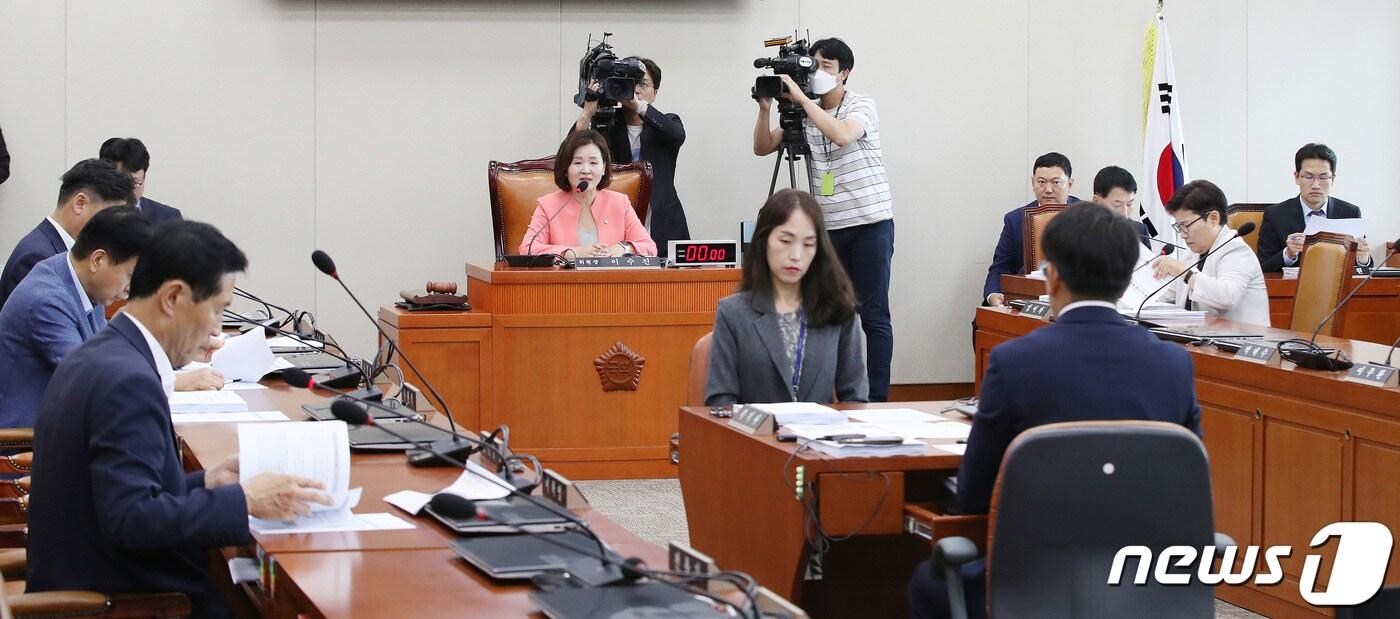 이수진 소위원장이 26일 오후 서울 여의도 국회에서 열린 환경노동위원회 환경법안심사소위원회를 주재하고 있다. 2023.7.26/뉴스1 ⓒ News1 임세영 기자