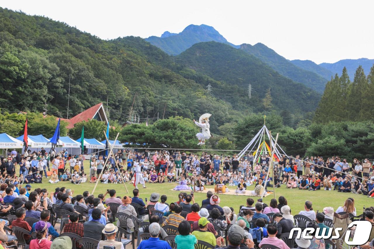 본문 이미지 - 구미 금오산광장에서 열린 문화예술행사 모습(구미시 제공) 2023.7.26/뉴스1
