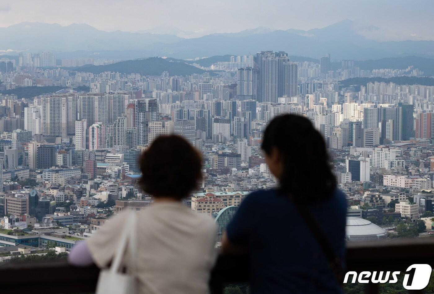 본문 이미지 -  서울 용산구 남산N타워에서 바라본 아파트단지의 모습. 2023.7.26/뉴스1 ⓒ News1 이재명 기자