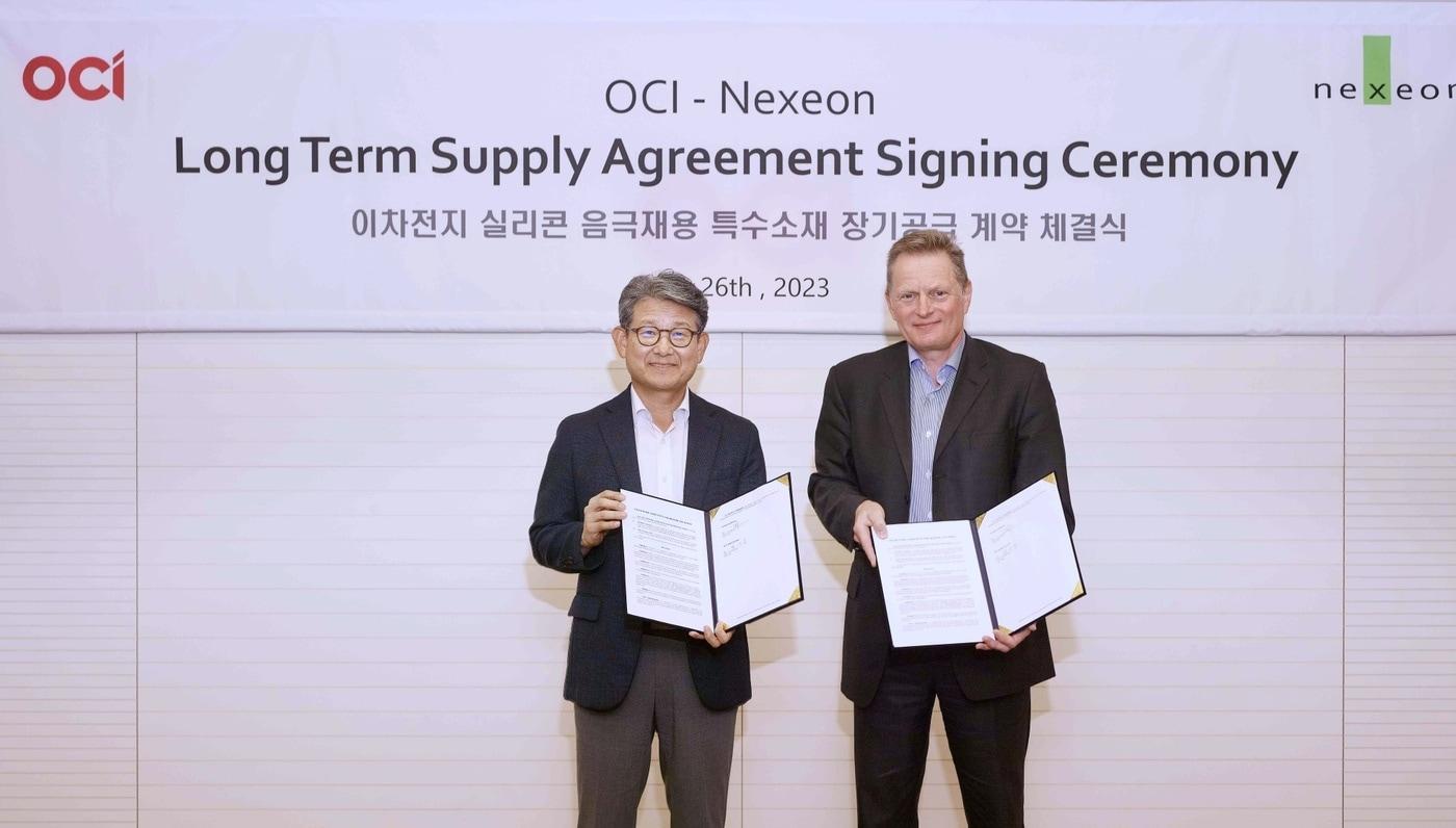 김유신(왼쪽) OCI 사장과 스콧 브라운 넥세온  CEO가 실리콘 음극재 특수소재 장기 공급 계약 체결 기념사진을 촬영하고 있다.(OCI 제공)