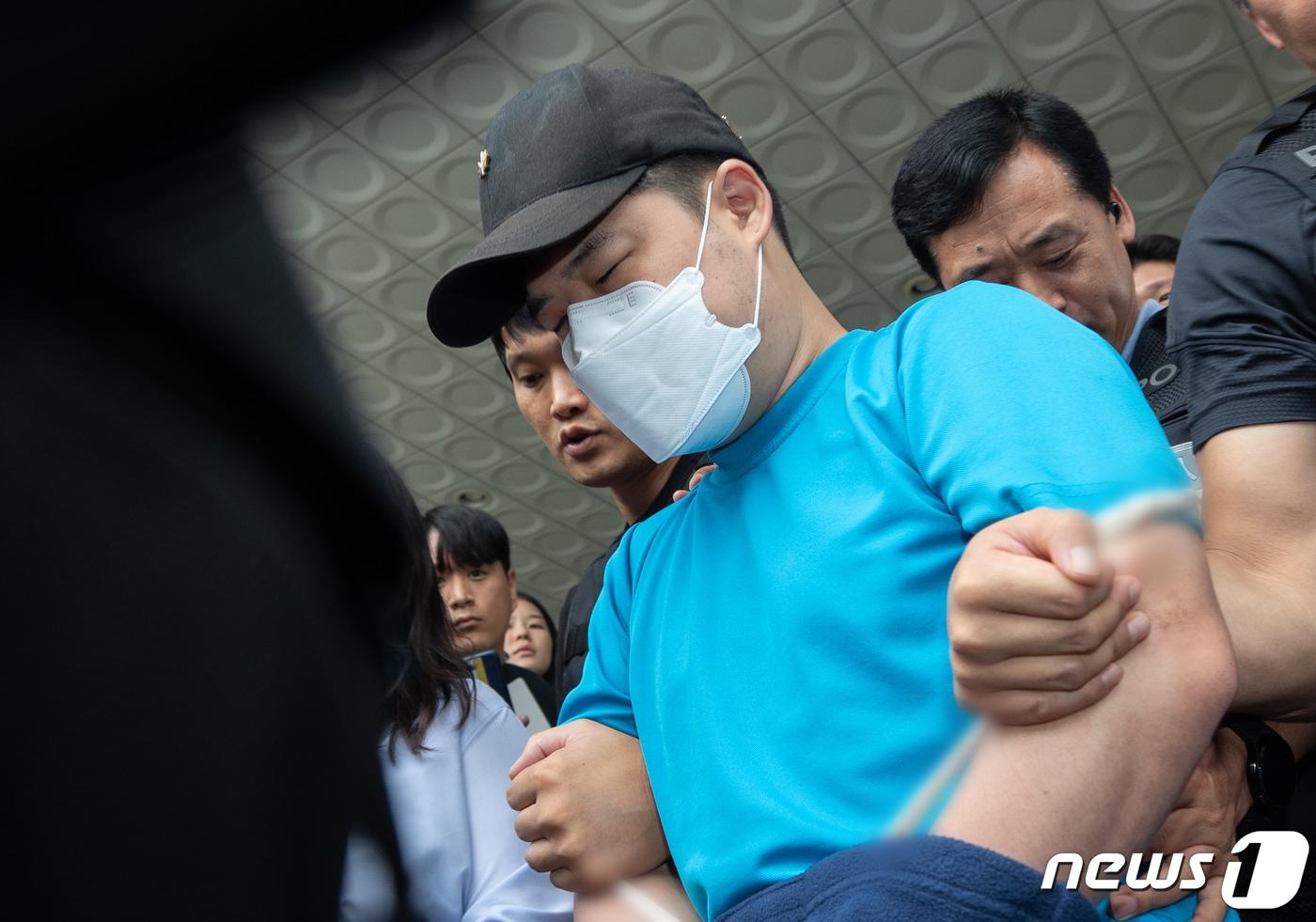 본문 이미지 - 서울 관악구 신림동에서 일면식도 없는 행인에게 흉기를 휘둘러 1명을 숨지게 하고 3명에게 중상을 입힌 피의자의 신상정보가 26일 공개됐다. 서울경찰청은 신상정보공개심의위원회를 열고 피의자 조선(남·33)의 얼굴과 이름 등 신상을 공개하기로 의결했다. 경찰은 조씨를 28일 검찰에 송치할 계획이다. 사진 지난 21일 피의자 조선이 구속 전 피의자 심문(영장실질심사)에 출석하기 위해 서울 관악경찰서에서 나와 호송차로 향하는 모습. 2023.7.26/뉴스1 ⓒ News1 이재명 기자