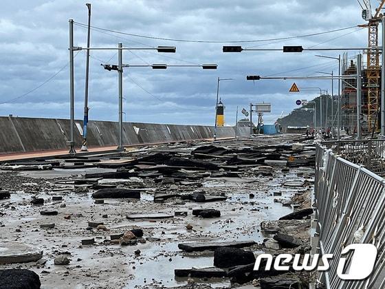 본문 이미지 - 지난해 9월 제11호 태풍 '힌남노' 당시 파손된 부산 서구 암남동 송도해수욕장 인근 도로. (독자 제공)
