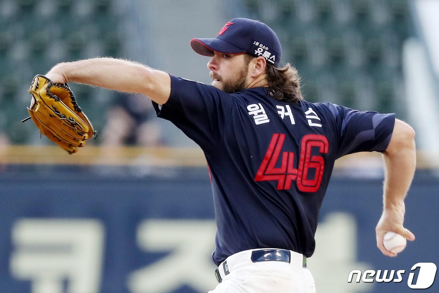 26일 오후 서울 송파구 잠실야구장에서 열린 프로야구 '2023 신한은행 SOL KBO리그' 롯데 자이언츠와 두산 베어스의 경기 1회말 롯데 선발 윌커슨이 역투하고 있다. 2023.7.26/뉴스1 ⓒ News1 민경석 기자