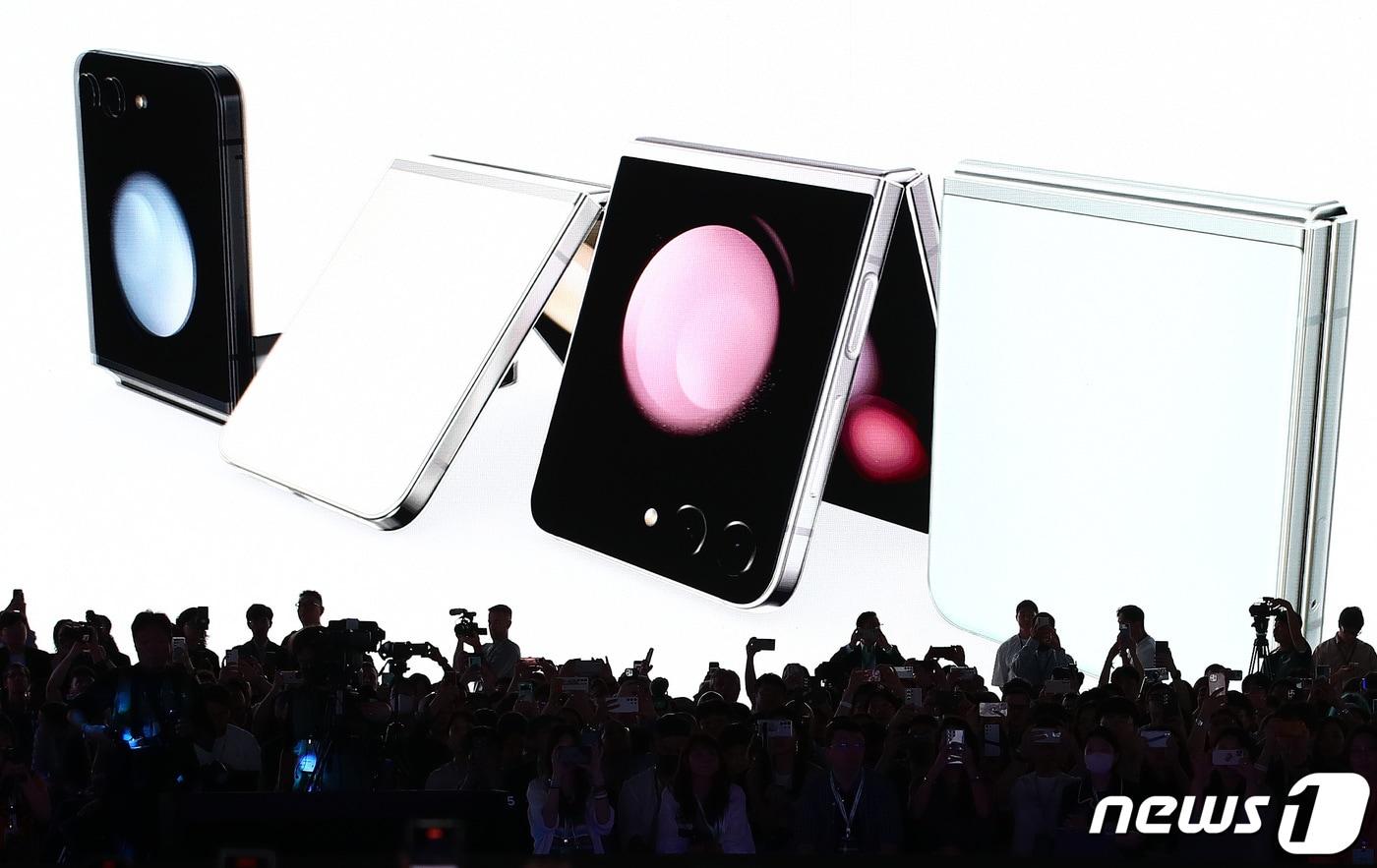 본문 이미지 - 26일 서울 강남구 코엑스에서 '갤럭시 언팩 2023' 행사에서 갤럭시 Z플립5가 공개되고 있다. 2023.7.26/뉴스1 ⓒ News1 김민지 기자
