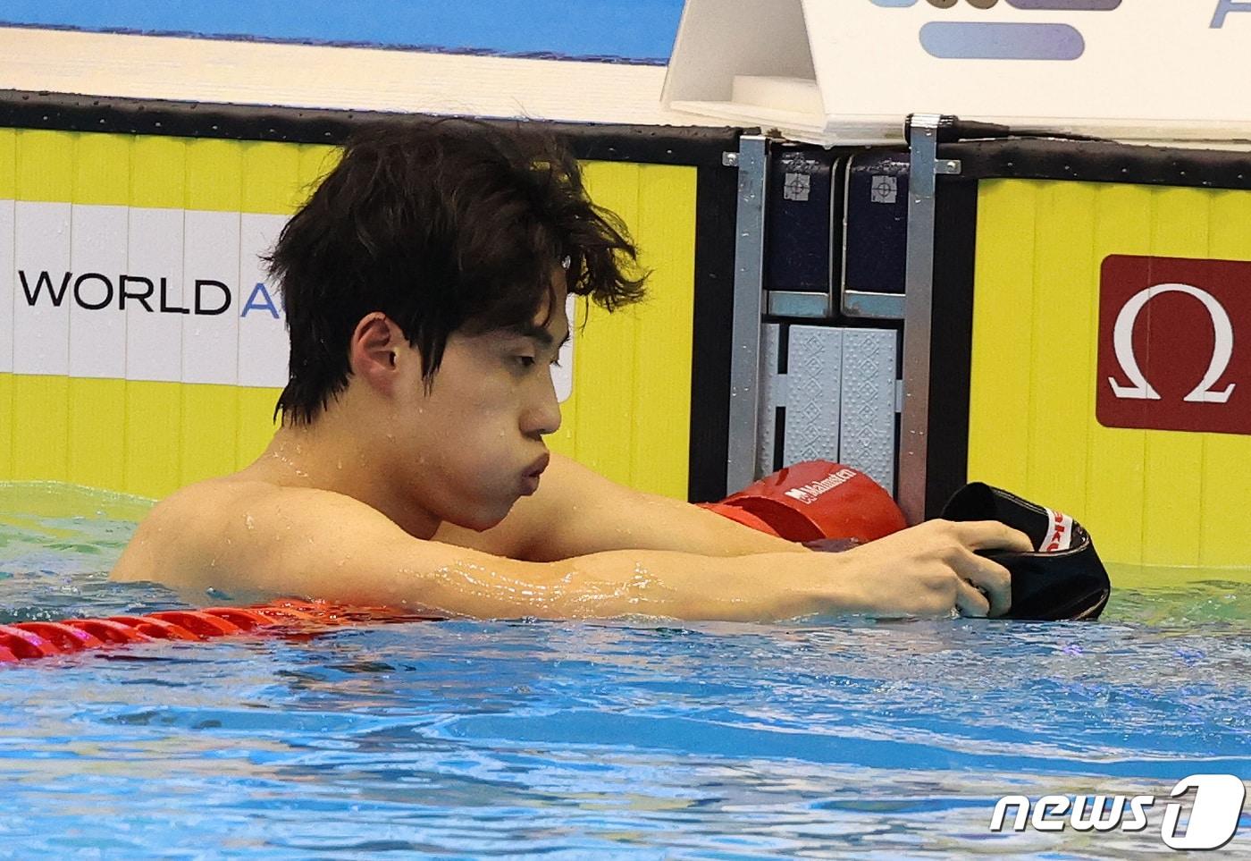 본문 이미지 - '대한민국 수영 간판' 황선우가 26일 오후 일본 후쿠오카 마린메세 후쿠오카홀에서 열린 '2023 세계수영선수권대회' 남자부 자유형 100m 준결선에서 경기를 마치고 숨을 고르고 있다. 2023.7.26/뉴스1 ⓒ News1 구윤성 기자