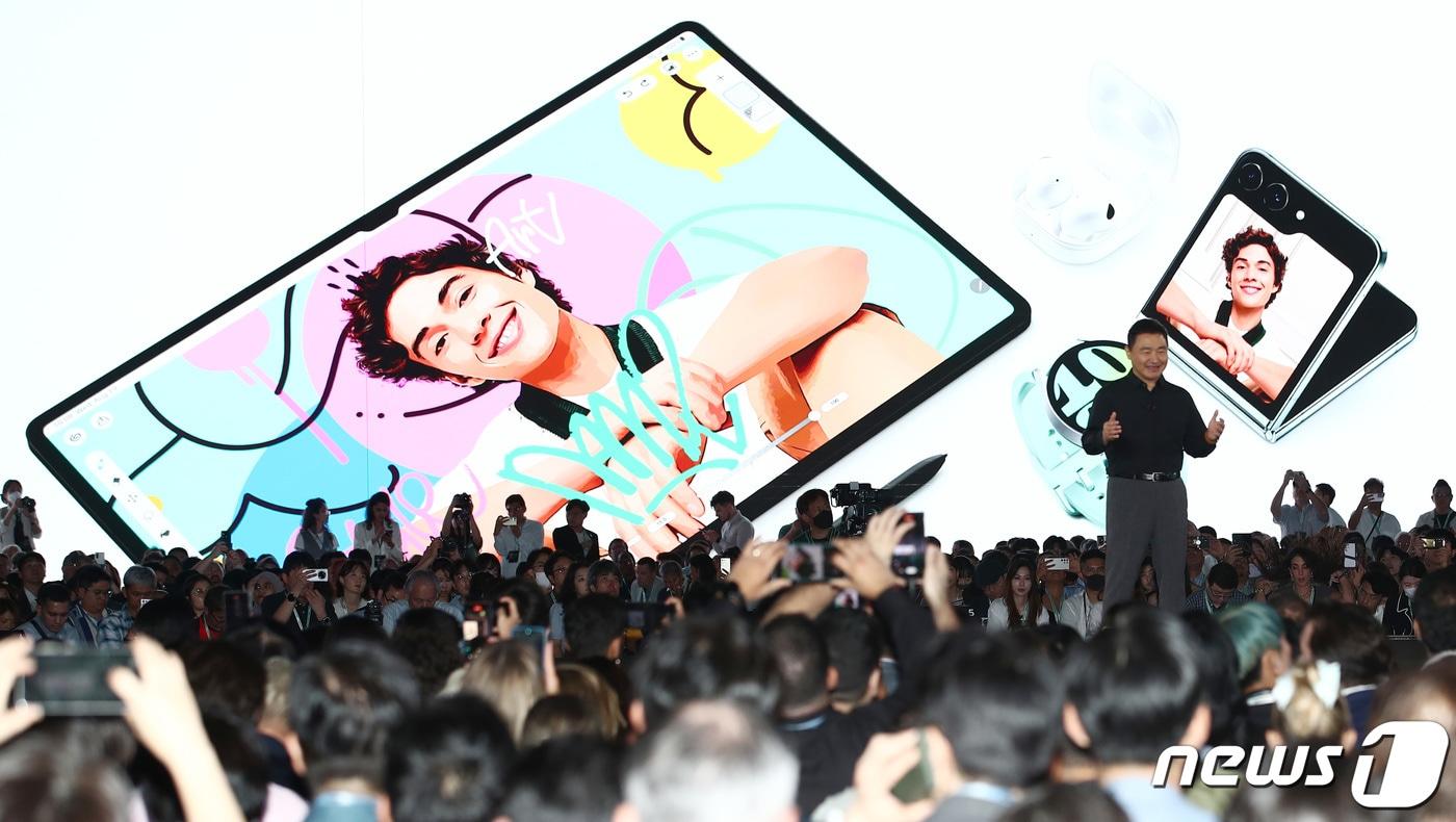 노태문 삼성전자 모바일경험&#40;MX&#41; 사업부장이 26일 서울 강남구 코엑스에서 열린 &#39;갤럭시 언팩 2023&#39; 행사에서 Z플립5, Z폴드5, 워치6 등 갤럭시 시리즈를 소개하며 인사하고 있다. 2023.7.26/뉴스1 ⓒ News1 김민지 기자