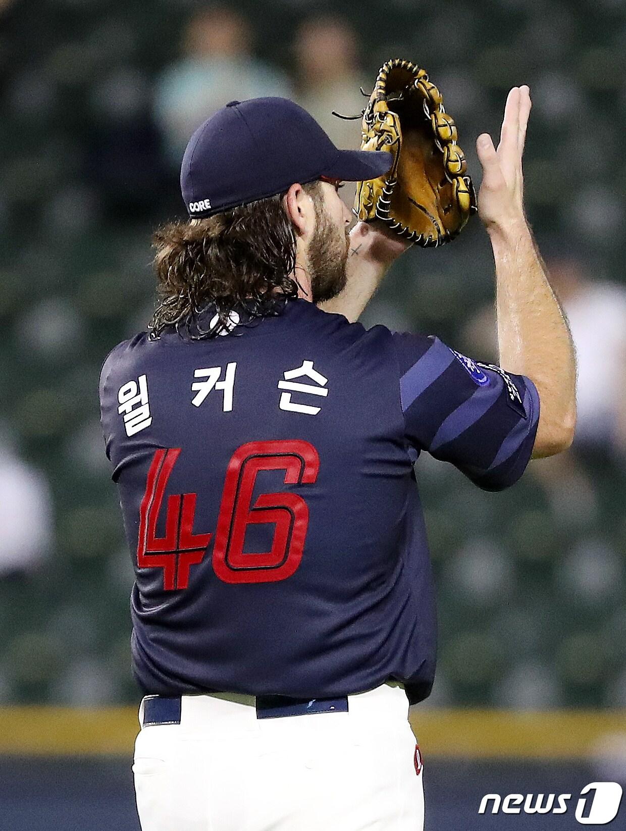 본문 이미지 - 26일 오후 서울 송파구 잠실야구장에서 열린 프로야구 '2023 신한은행 SOL KBO리그' 롯데 자이언츠와 두산 베어스의 경기 5회말 1사 주자 없는 상황에서 롯데 선발 윌커슨이 두산 박준영을 상대로 호수비를 펼친 김민석을 향해 고마움을 표현하고 있다. 2023.7.26/뉴스1 ⓒ News1 민경석 기자