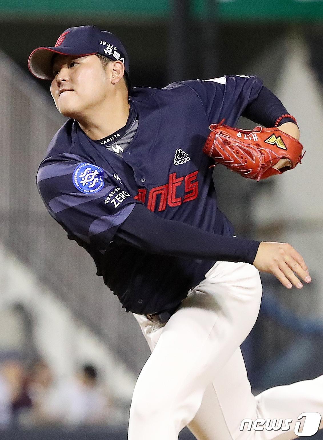 본문 이미지 - 26일 오후 서울 송파구 잠실야구장에서 열린 프로야구 '2023 신한은행 SOL KBO리그' 롯데 자이언츠와 두산 베어스의 경기 9회말 롯데 마무리 한현희가 역투하고 있다. 2023.7.26/뉴스1 ⓒ News1 민경석 기자